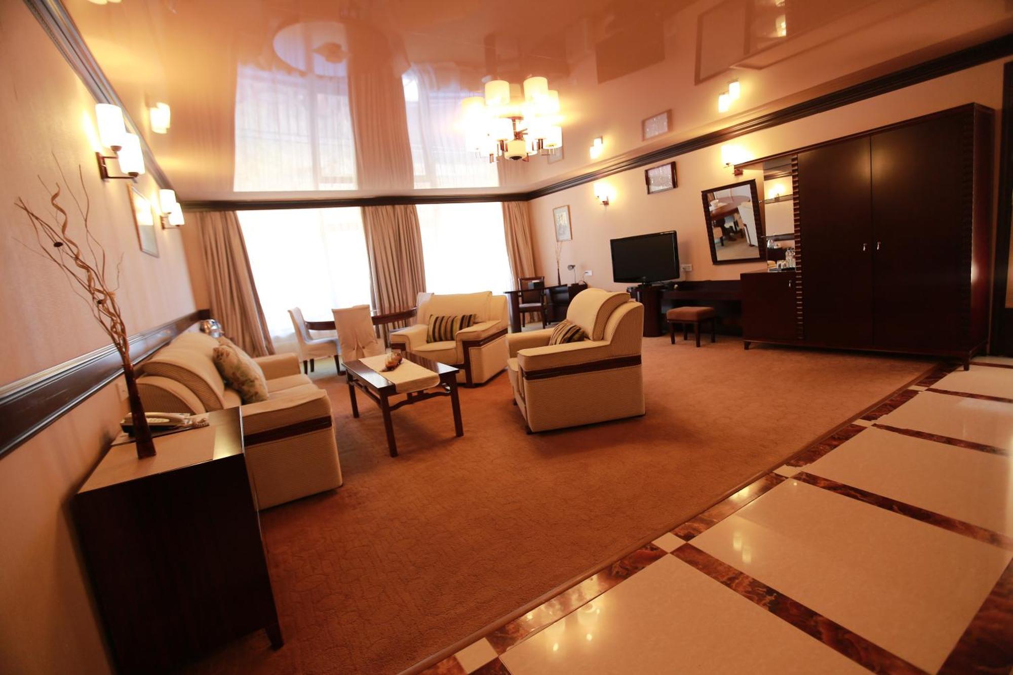 Best Western Plus Paradise Hotel Дилиян Екстериор снимка